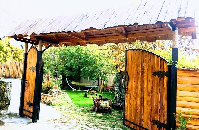 Casa de sub stinca pension