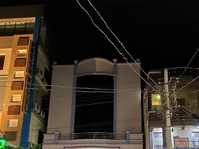 Arrow hotel