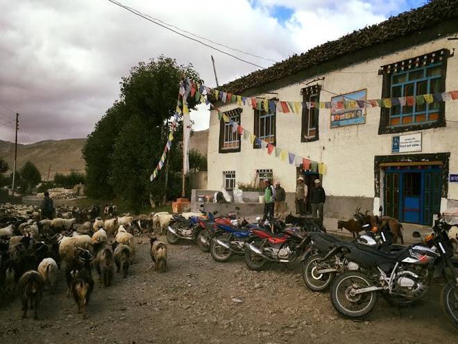 Damodar Kunda Hotel Image