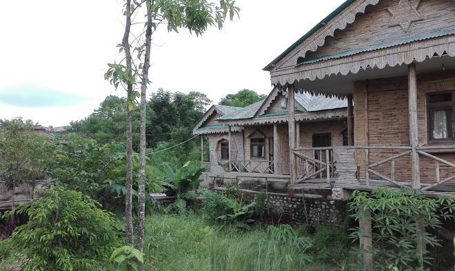 Riverside bambo resort