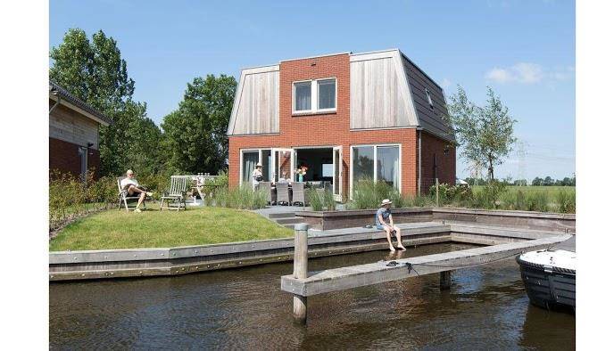 Spacious holiday home with private jetty right on the water