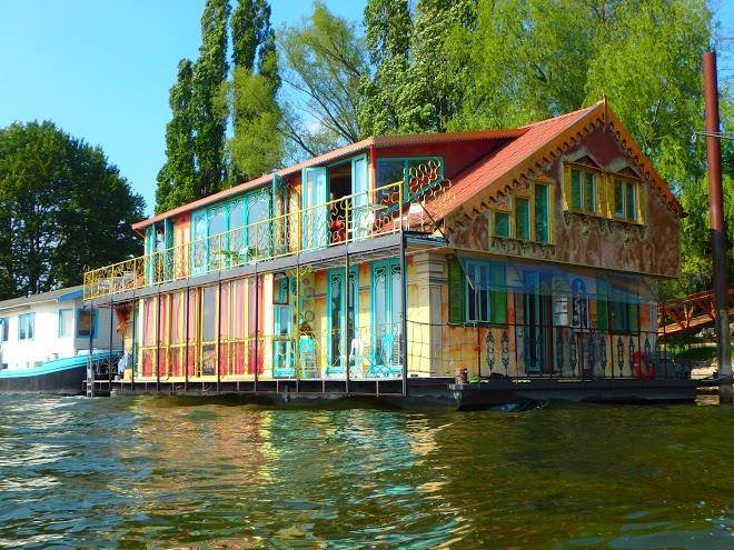 B&b drijfpaleis woonboot op de rijn in arnhem