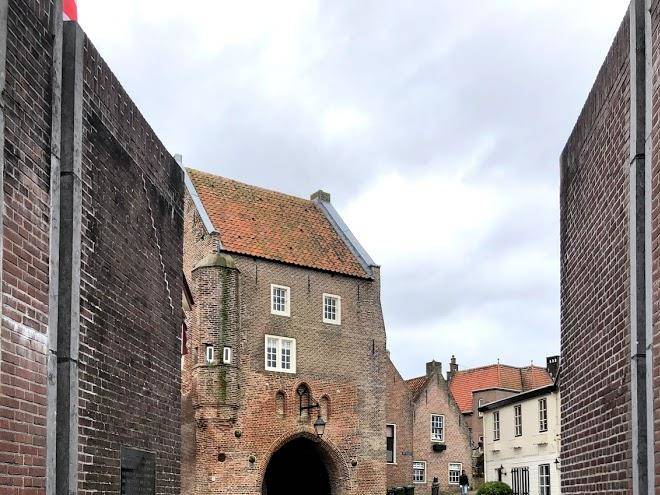 Buiten de poort