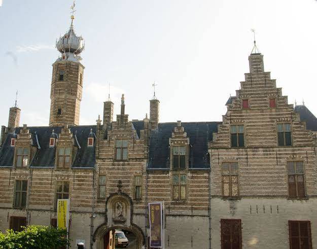 Eten drinken slapen bij van ee