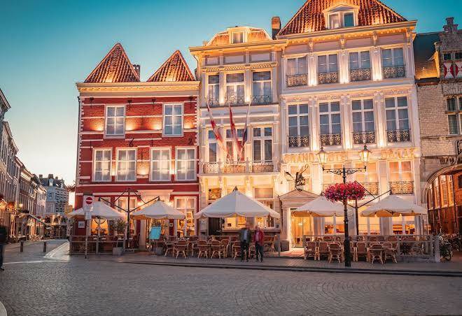 Grand Hotel De Draak Image