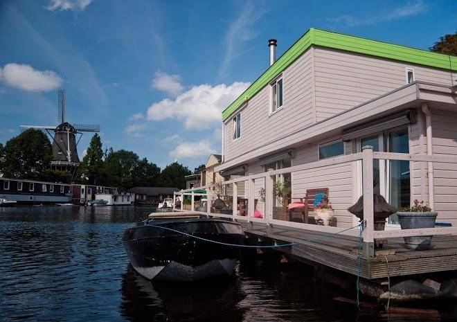 Minties floating bed and breakfast