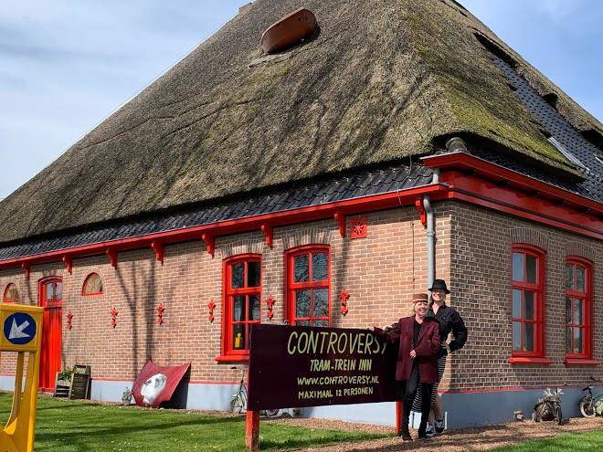 De controversy tram inn