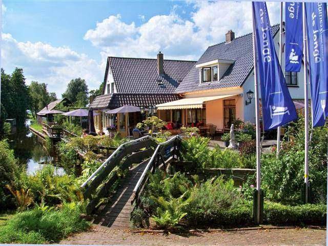 De dames van de jonge hotel restaurant