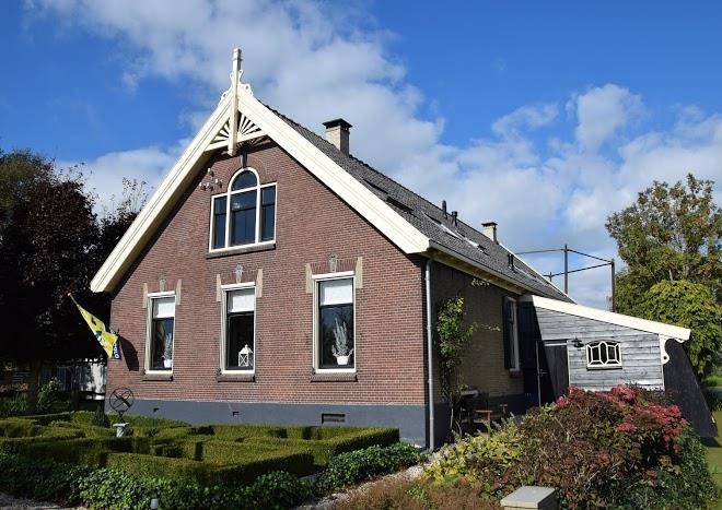 De hostee