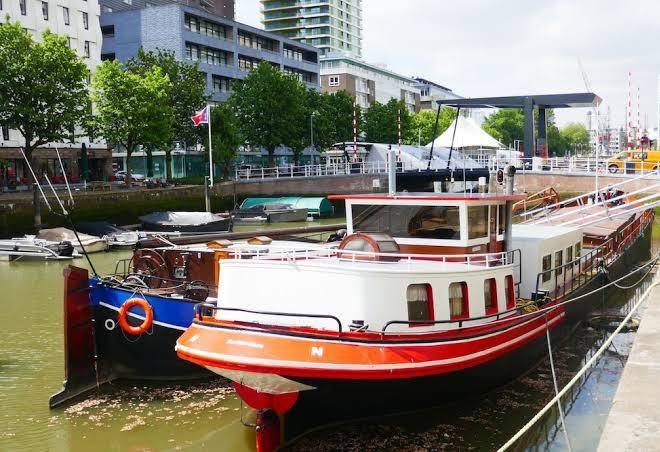 Boat hotel