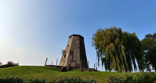 Hotel Royal Restaurant Bottles Image
