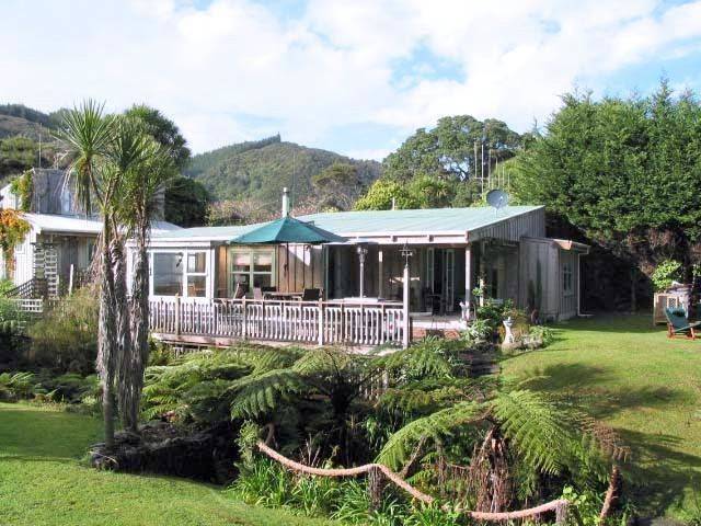 Waterfront waikawa & snapper bach