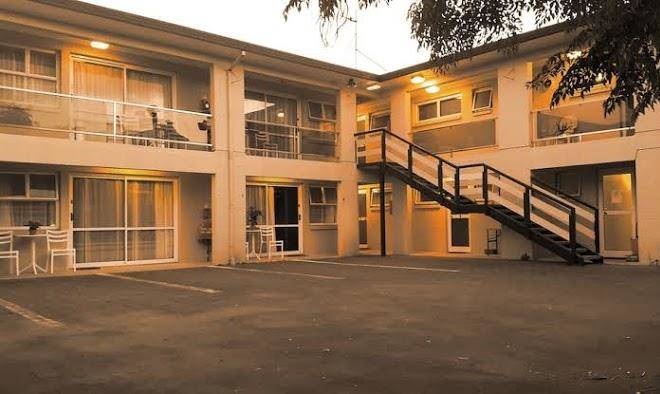 Six on union motel