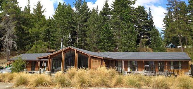 Lakefront lodge backpackers