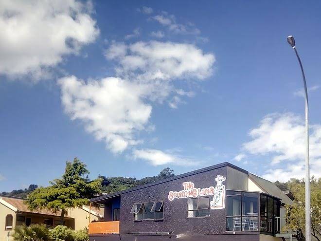 The shed bar & bouncing lamb backpackers tahuna beach