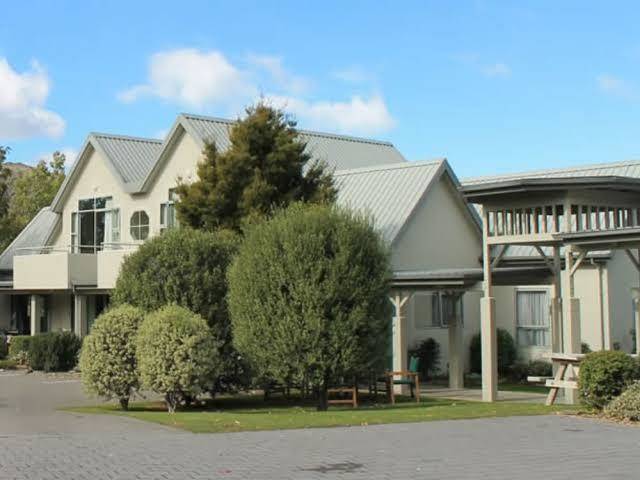 Colonial manor motel