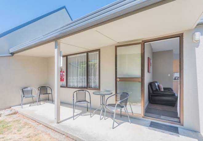 Manuka crescent motel