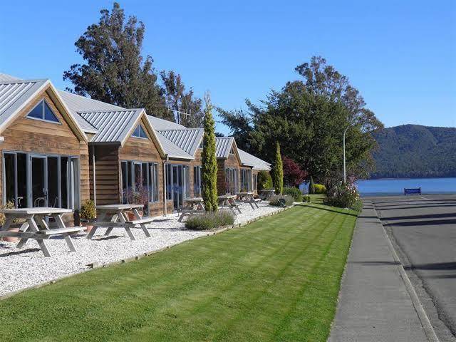 Lakefront lodge te anau