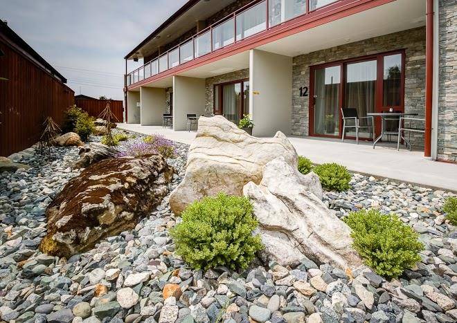Red tussock motel