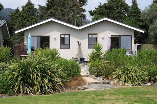 Pohara beachfront motel