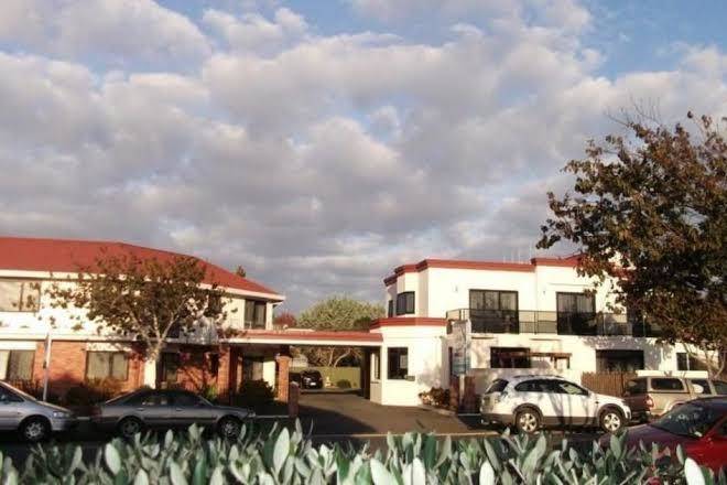 Ulster lodge motel