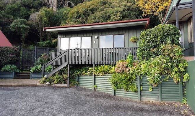 Coastal motor lodge