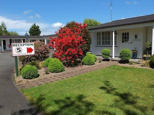 Colonial court motel