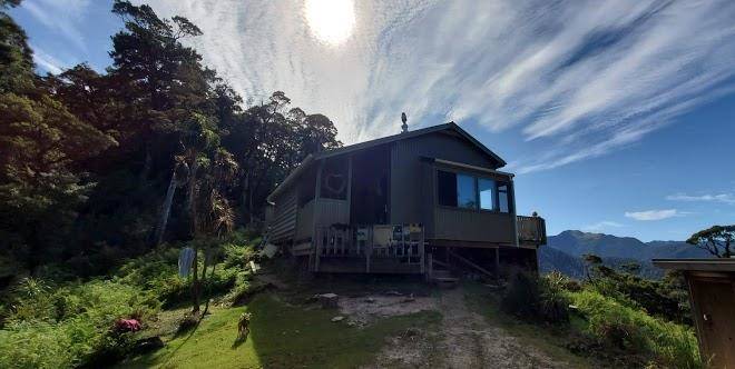 Lyell saddle hut