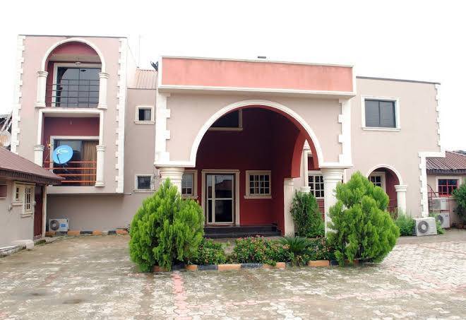Aquatic suites & lounge