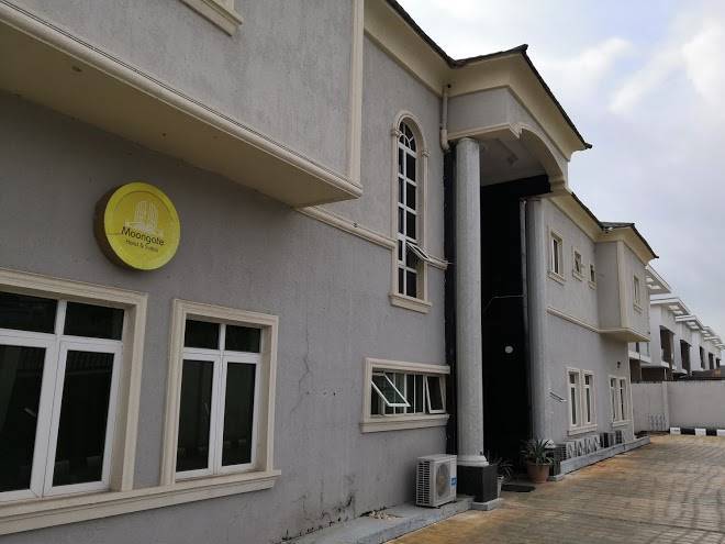 Moongate hotel & suites
