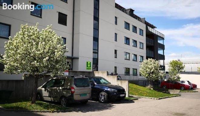 Sentral Moderne Leilighet Image