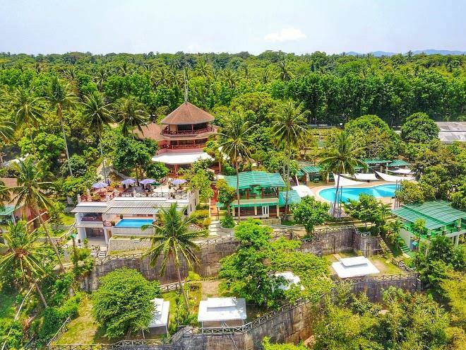 Noni's resort