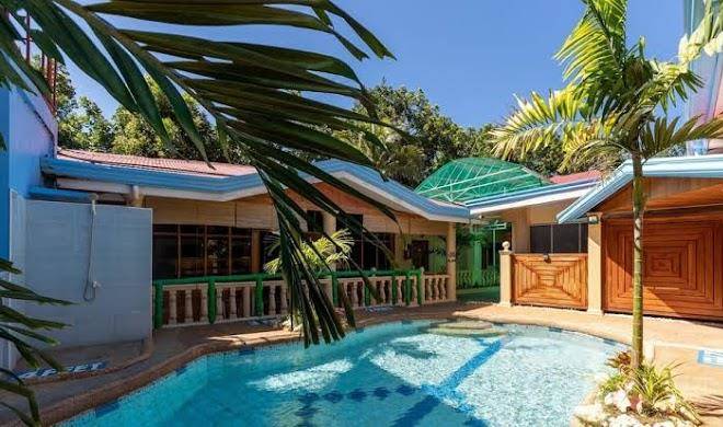 Em's seaside inn