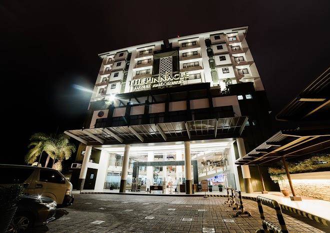 The pinnacle hotel and suites