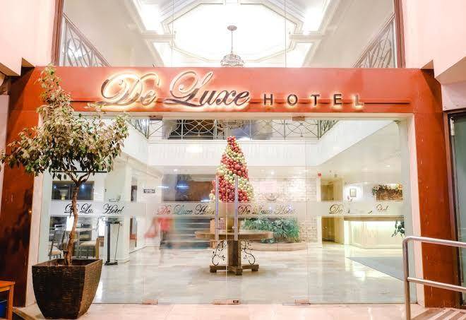 De Luxe Hotel Image