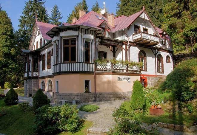 The giant mountains manor
