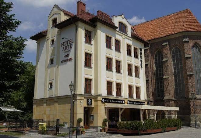 Hotel i restauracja arte w brzegu
