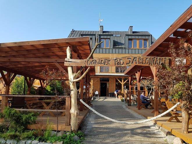 Restauracja ogrodek pod jabloniami