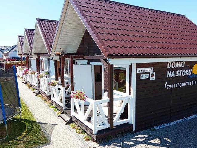 Domki letniskowe na stoku