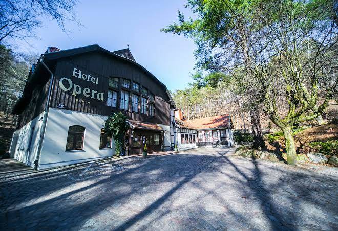 Hotel opera