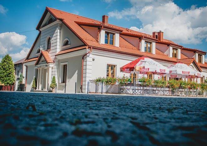 Pod kolumnami restauracja i pokoje hotelowe