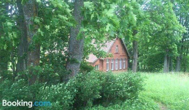 Stara szkola nad jeziorem