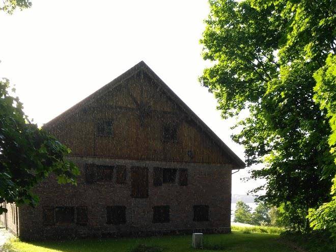 Odrestaurowany spichlerz nad jeziorem