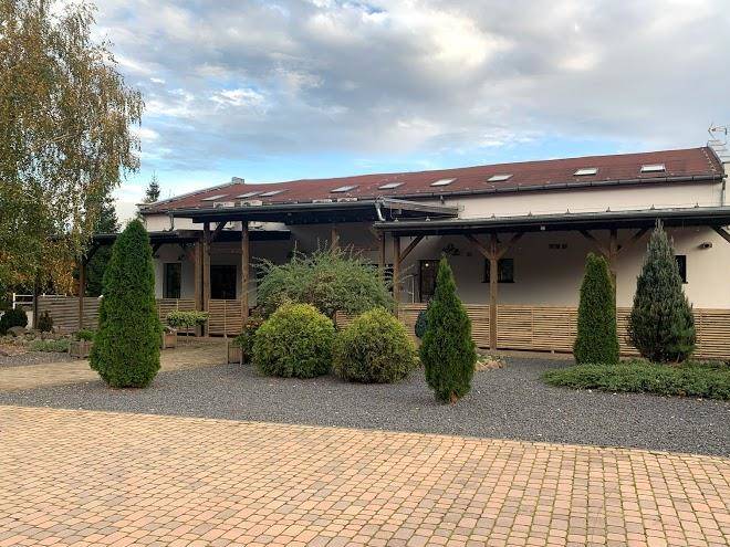 Hotel country club na skraju lasu