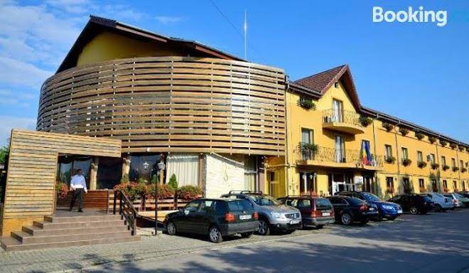 Hotel & restaurant trio