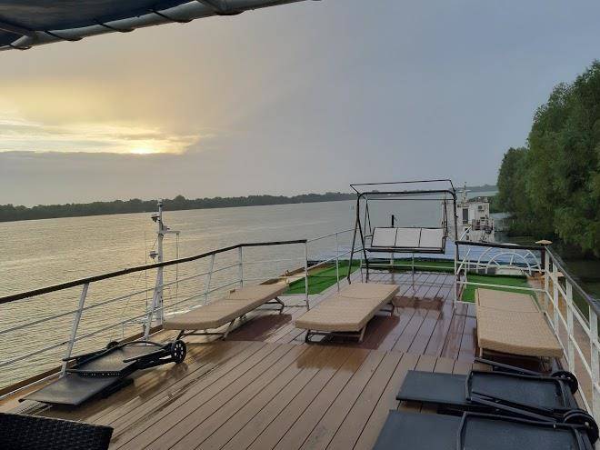 Floating hotel egreta 1
