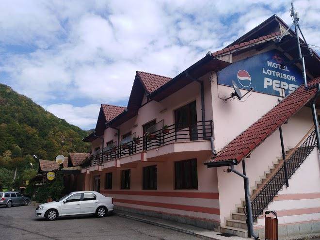 Motel parking lotrisor