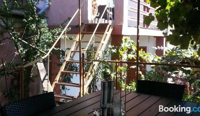 Casuta Dintre Dealuri Image