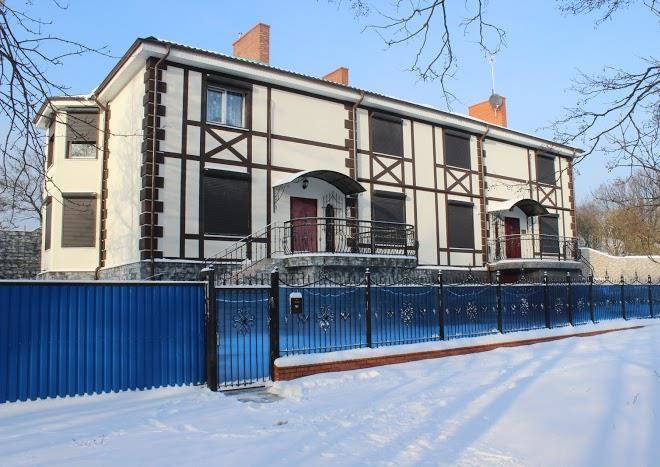 Dom na beregu morya v lesnom