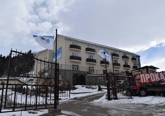 Gornolyzhnyy kompleks sed'moye nebo
